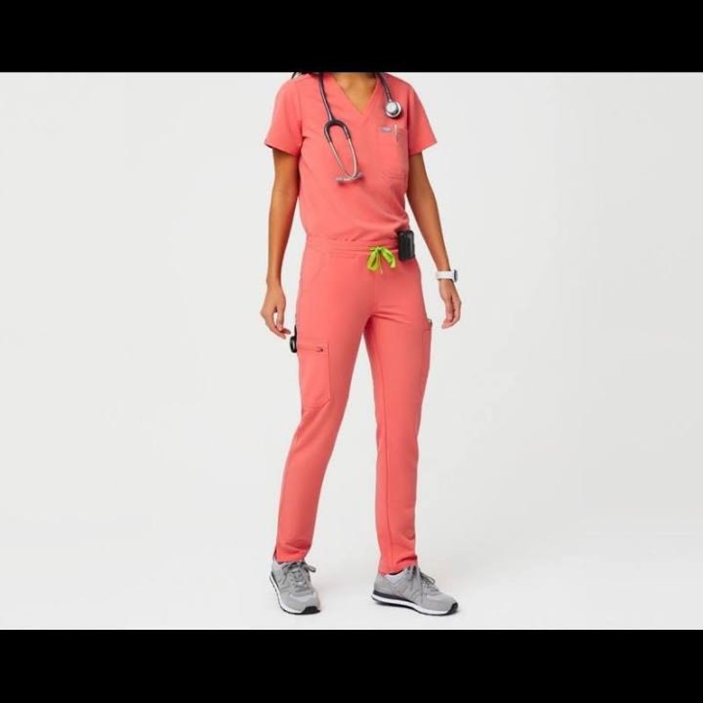 Figs coral scrubs M
